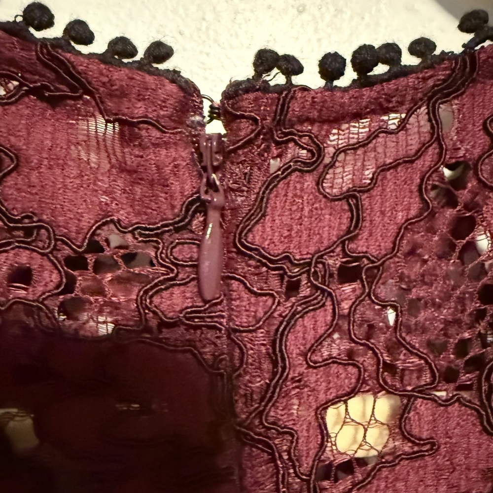 Alexis Evie Burgundy Lace Midi Dress Cold Shoulder Size Small - Picture 9 of 13